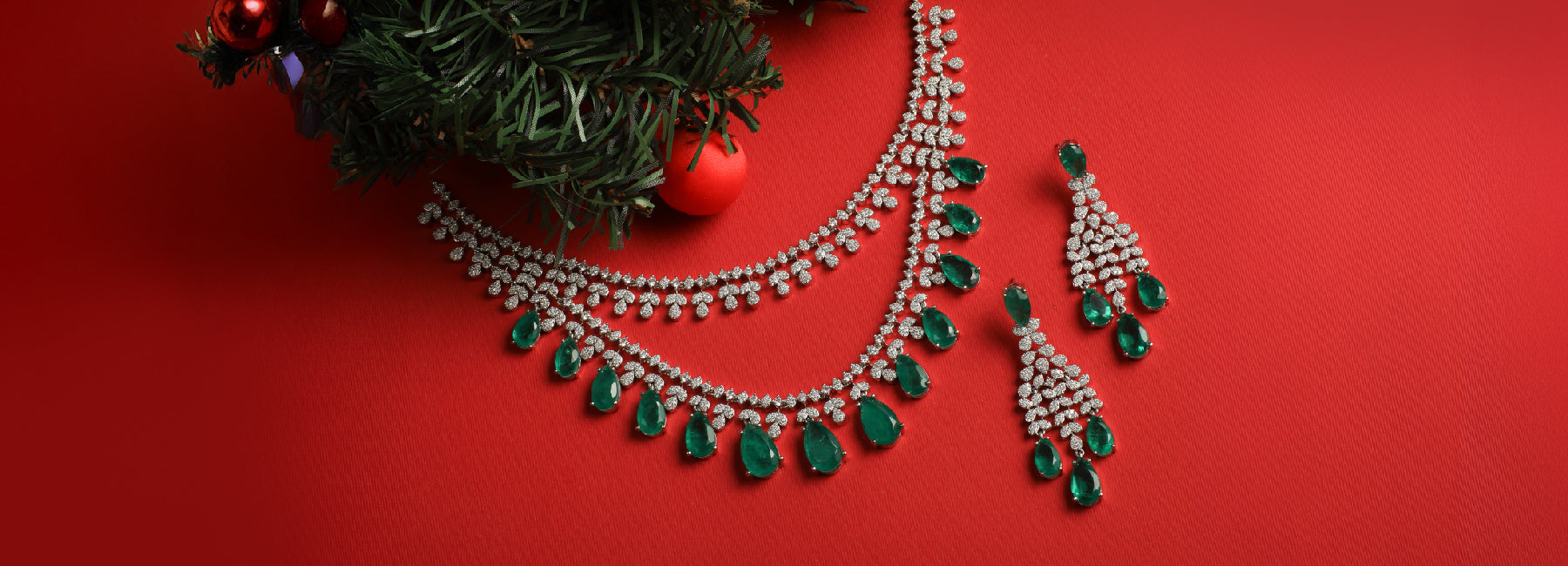 Under the Mistletoe: Romantic Jewelry Gifts for Christmas