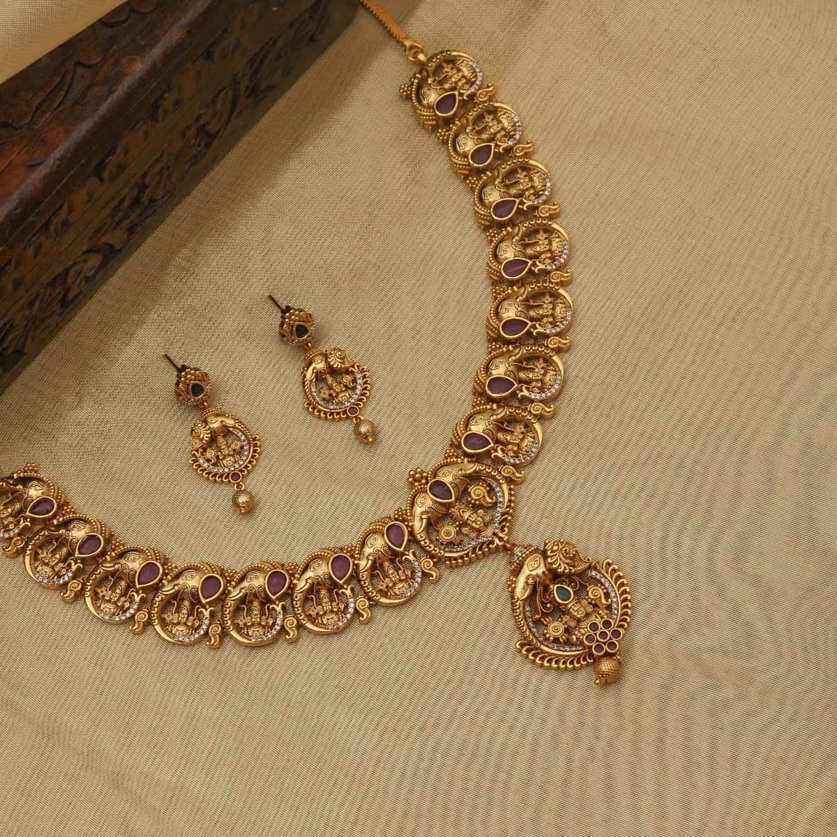 Vishwesh Antique Necklace Set