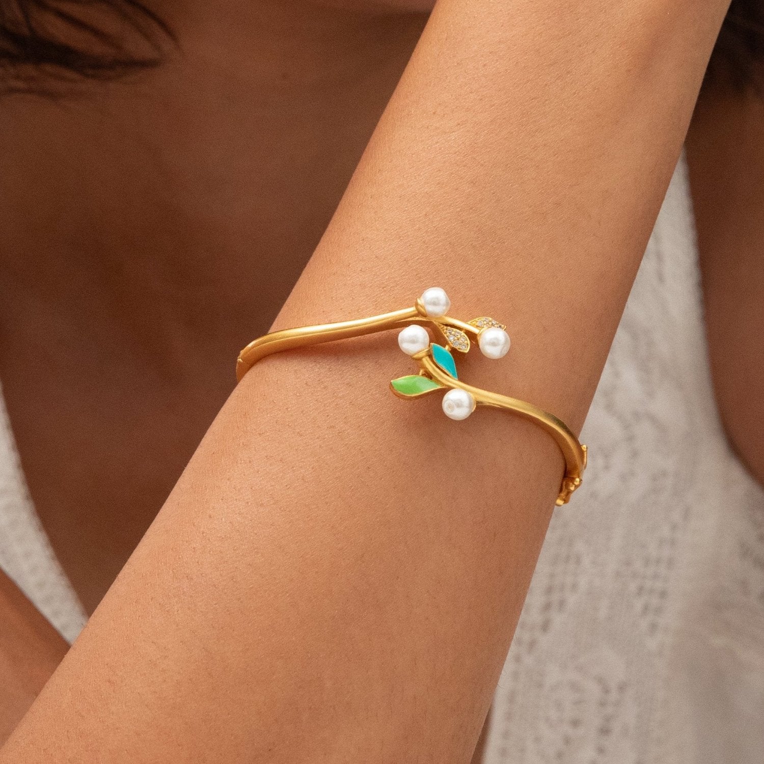 Eriha Pearl Delicate Green Leaf Bracelet 